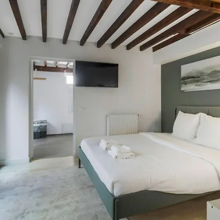 Superb Duplex Located On Rue Mouffetard