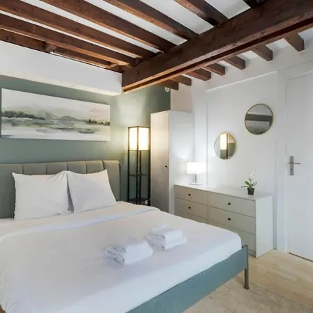 Superb Duplex Located On Rue Mouffetard פריז